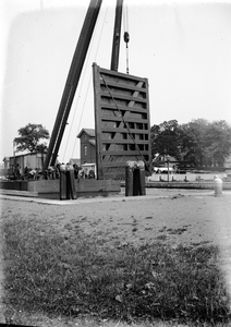 FOTO-800005 Plaatsen van een sluisdeur bij de Grote sluis in Spaarndam, circa 1925