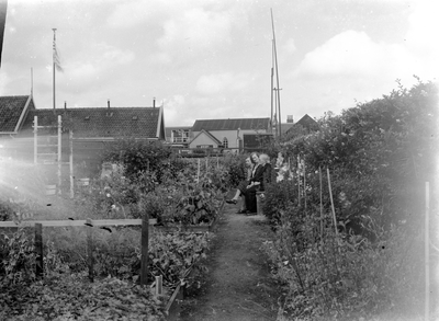 FOTO-800025 Huishoudster Zwaantje, Tine van der Klip en onbekende vrouw naast Gemaal, kleine sluis Spaarndam,