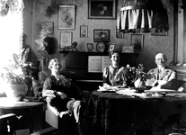 FOTO-800150 Tine en Derk van der Klip, met onbekende dame in het midden, circa 1930