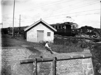 FOTO-800151 Jongen zittend bij een spoorlijn, circa 1930