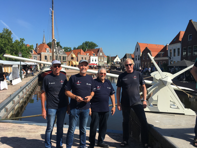 FOTO-850069 Sluiswachters tijdens de onofficiële opening van de Kolksluis in Spaarndam na vervanging van de ...