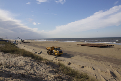 FOTO-850280 Zand verplaatsen met vrachtwagen en graafmachine op het strand van Katwijk, 02-06-2010