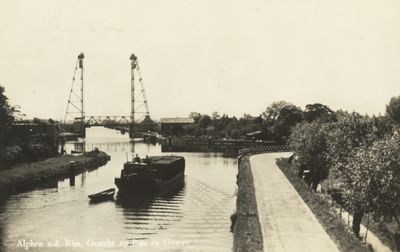 PBK-000015 Gezicht op Rijn en Gouwe, op de achtergrond de hefbrug over de Gouwe, circa 1949