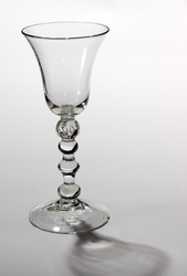 KGV-000101 Klokvormig glas met knoppenstam en tranen, circa 18e eeuw