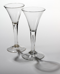 KGV-000104 Glas met doorlopende stam en traan, circa 18e eeuw