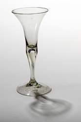 KGV-000106 Smal glas met luchtbel in de stam, circa eind 18e eeuw