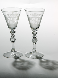 KGV-000123 Twee glazen met het wapen van Holland en één bijbehorend glas genaamd De absente vrienden , circa 1750