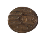 KGV_0100 Bronzen penning met aan de voorzijde in relief veel voorkomende mannelijke en vrouwelijke uitgangen van ...