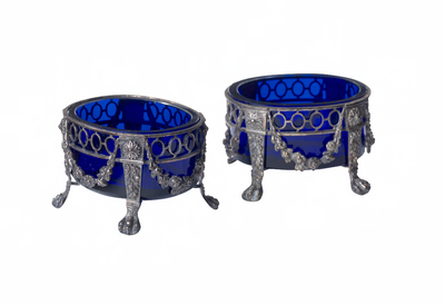 KGV_0177 Stel Hollandse zoutvaatjes van blauw glas en zilveren met guirlandes versierde monturen op klauwpootjes, 19e ...