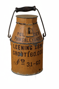 KGV_0208 Ronde geelbruine metalen collectebus van de polder Prins Alexander met scharnierend deksel, afsluitbaar met ...