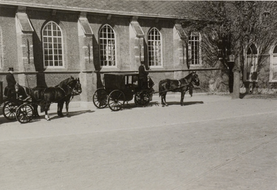 FOTO_00017 De schouwlandauers van Schieland bij de kerk van Capelle aan den IJssel, 29 april 1938