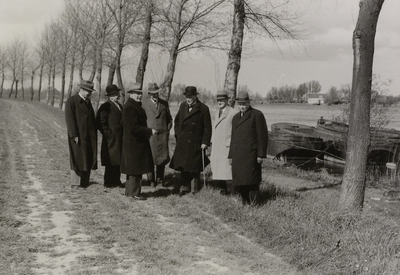 FOTO_00021 Het schouwgezelschap van Schieland op de Groenedijk bij Klein Hitland, tegenover Ouderkerk, 29 april 1938