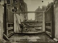 FOTO_00075 Het westelijke sluishoofd van het Boerenverlaat met geheel vernieuwd puntstuk en deuren een dag v..., 6 juni 1924