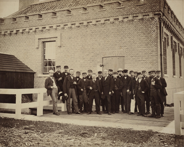 FOTO_00087 Het personeel van de droogmaking van de Kleine Plassen in Schieland voor het gemaal Jan Anne Beij..., ca. 1869