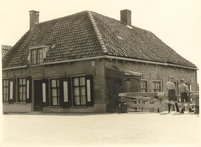 FOTO_00089 Huis met klompenportaal aan de oostzijde van de Goejanverwellesluis, 29 juni 1942