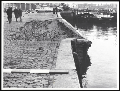 FOTO_00143 Verzakking van de Admiraliteitskade te Rotterdam, februari 1972
