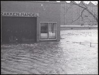 FOTO_00419 Het water stroomt de Dorpsstraat in Moordrecht in, 1 februari 1953