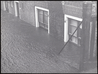 FOTO_00420 Het water stroomt de Dorpsstraat in Moordrecht in, 1 februari 1953