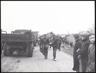 FOTO_00421 Het dijkleger van Moordrecht versterkt de zwakke dijk langs de Hollandse IJssel met zandzakken, 1 februari 1953