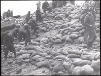 FOTO_00426 Het dijkleger van Moordrecht versterkt de zwakke dijk langs de Hollandse IJssel met zandzakken, 1 februari 1953