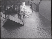 FOTO_00427 Het water stroomt de Dorpsstraat in Moordrecht in, 1 februari 1953