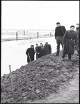 FOTO_00429 Het dijkleger van Moordrecht versterkt de zwakke dijk langs de Hollandse IJssel met zandzakken, 1 februari 1953