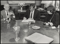 FOTO_00518 Overhandiging van een nieuw hensboek, 7 oktober 1986