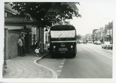 9975 Nieuweweg met bushalte en bus van de De Haas.