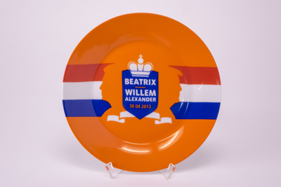 JMD-P-3540 Bord, Bord ter herinnering aan de inhuldiging van Willem-Alexander.