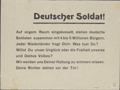 272 Deutscher Soldat! Auf engem Raum eingekesselt, stehen deutsche Soldaten zusammen mit 4 bis 5 millionen Bürgern. ...