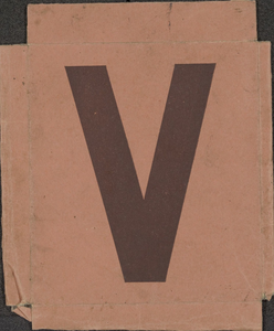 284 Omhulsel (waarin chocoladeletters?). Oranjegekleurd papier, met er op gedrukt in zwarte letters de letter V . ...