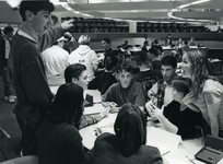 4380 - Gemeente: Onderwijs: Wegwijsdag '97 - scholieren leren hoe de gemeentepolitiek werkt - ook hier heftige discussies