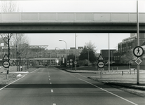 4585 - Verkeer: verkeersborden op de Visarenddreef - rechts het provinciehuis - op de achtergrond het NS-station ...