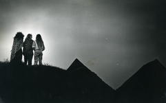 4765 - Evenementen: de Zonnewende - drie mensen kijken naar de lucht - bij Observatorium Robert Morris - de Zonnewende ...