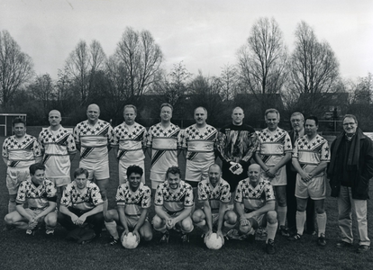 4809 - Sport en recreatie: een jaarlijkse traditie: op 1 januari wordt een voetbalwedstrijd gespeeld tussen personeel ...