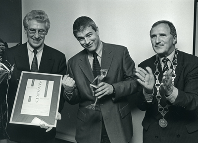 4865 - Promotie: uitreiking de Award 1999 aan SLD - uitgereikt aan de heren Fokkens (l) en J. van Olst (m)- uitgereikt ...