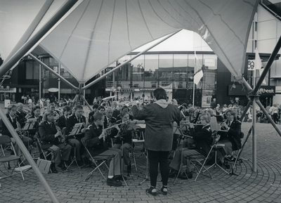 4936 - Evenementen: het Stadhuispleinconcert - het orkest van TML op de bult op het Stadhuisplein - op de achtergrond ...