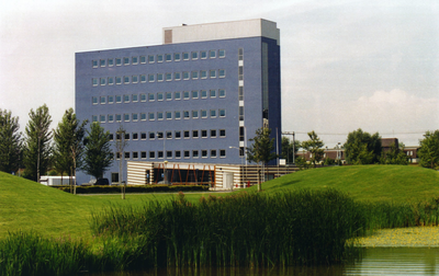 4950 - Bedrijfsleven: verhuizing van de Kamer van Koophandel naar een nieuw gebouw, Ravelijn 1 - de fotograaf staat op ...