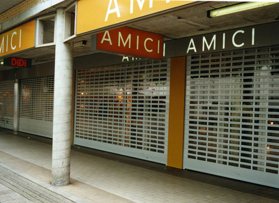 4956 - Bedrijfsleven: kledingwinkel Amici in de Neringpassge - de rolluiken zijn voorzien van lichtdoorlatende plastic ramen
