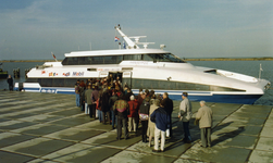4971 - Vervoer: test met snel vervoer over water met o.a. Flevo Ferries, aan de kade Oostvaardersdijk (ten noorden van ...