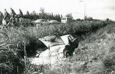 4972 - Schade (brand/verkeer etc/vandalisme: auto in de sloot - ook uitgebrand - in de sloot langs de van ...