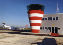4986 - Luchtvaart: de verkeerstoren van Vliegveld Lelystad