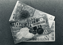 5051 - Dagelijks leven: m.i.v. 01-01-2002 is de euro het dagelijks geld - Nederlandsche Bank neemt oude biljetten in