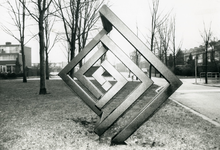 5076 - Kunstwerken: Gekantelde Kubus van kunstenaar Yvonne Kracht - materiaal: cortenstaal - locatie: Waddenlaan - ...