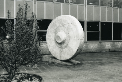5078 - Kunstwerken: Wiel van kunstenaar Willem Bouter - materiaal: aluminium - locatie: voor een pand Schroefstraat 2