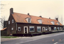 2 - Woningen. Gevels baksteen, Vensters en deuren hout, Zadeldak pannen. Aantal objecten 1.