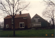 55 - Landbouwbedrijf, Schuur type PF2, Montagebouw met hout- of golfplaat topgevel, houten deuren, betonnen vensters en ...