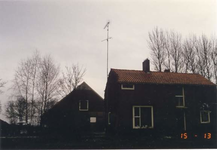 56 - Landbouwbedrijf, Schuur type PF2, Montagebouw met hout- of golfplaat topgevel, houten deuren, betonnen vensters en ...