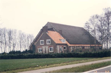 236 - Landbouwbedrijf, Schuur type Q7h, Gevels baksteen, houten deuren vensters en kozijnen, zadeldak met riet. Woning ...