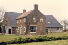 1331 - Landbouwbedrijf, Schuur type PD8, Montagebouw [met beton topgevel], houten deuren, betonnen vensters en ...